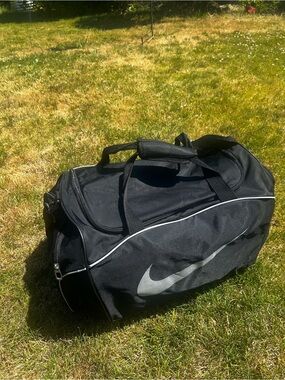 Nike Black Duffle Bag Men's Gym Travel Bag Size 23”x13”x10”
